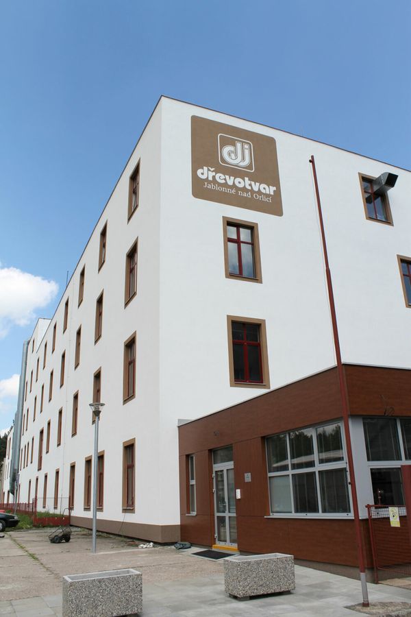 Detailní pohled na provozovnu Dřevotvar po zateplení