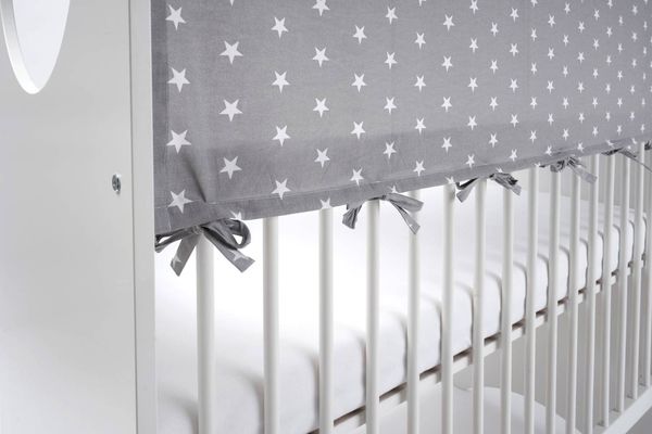 Detailní záběr na spodní mašličky kterými je stříška upevněna k dřevěným příčkám
