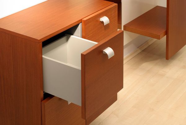Detailní pohled na otevřený botník sestavy ENTRE