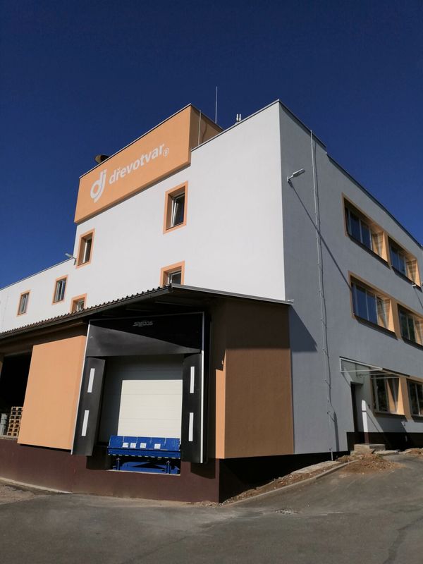 Detailní pohled na budovu družstva Dřevotvar po modernizací