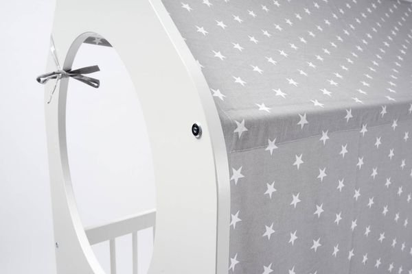 Detail kruhového průhledu v bočnici postýlky LAIR s uvázanou stříškou