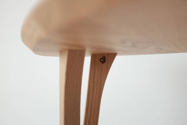 Detail vypáleného loga Dřevotvar na spodní straně stolku TRIANGLE