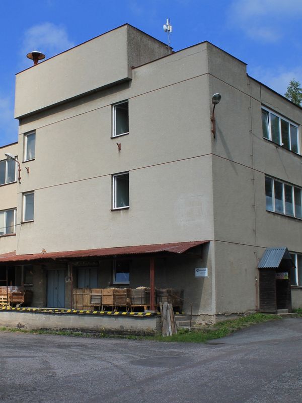 Detailní pohled na budovu družstva Dřevotvar před modernizací