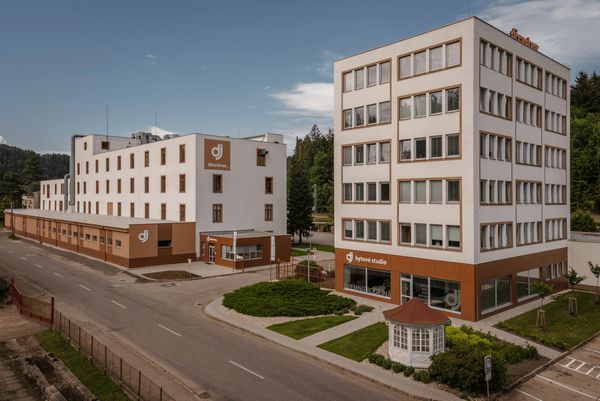 Fotografie budov družstva Dřevotvar v Jablonném nad Orlicí
